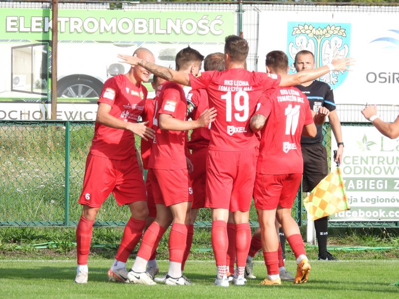 Na zdjęciu piłkarze RKS Lechia triumfują na boisku po strzeleniu gola