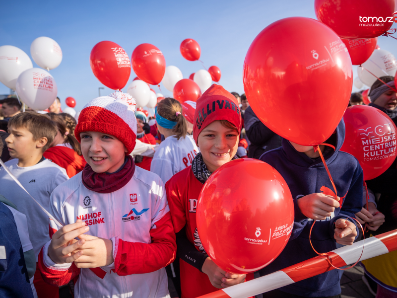 Na zdjęciu uczestnicy Biegu Niepodległości z biało-czerwonymi balonami